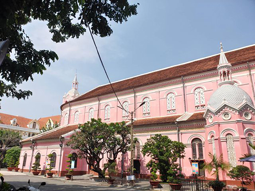 Toàn bộ tường nhà thờ được sơn màu hồng khiến du khách thích thú